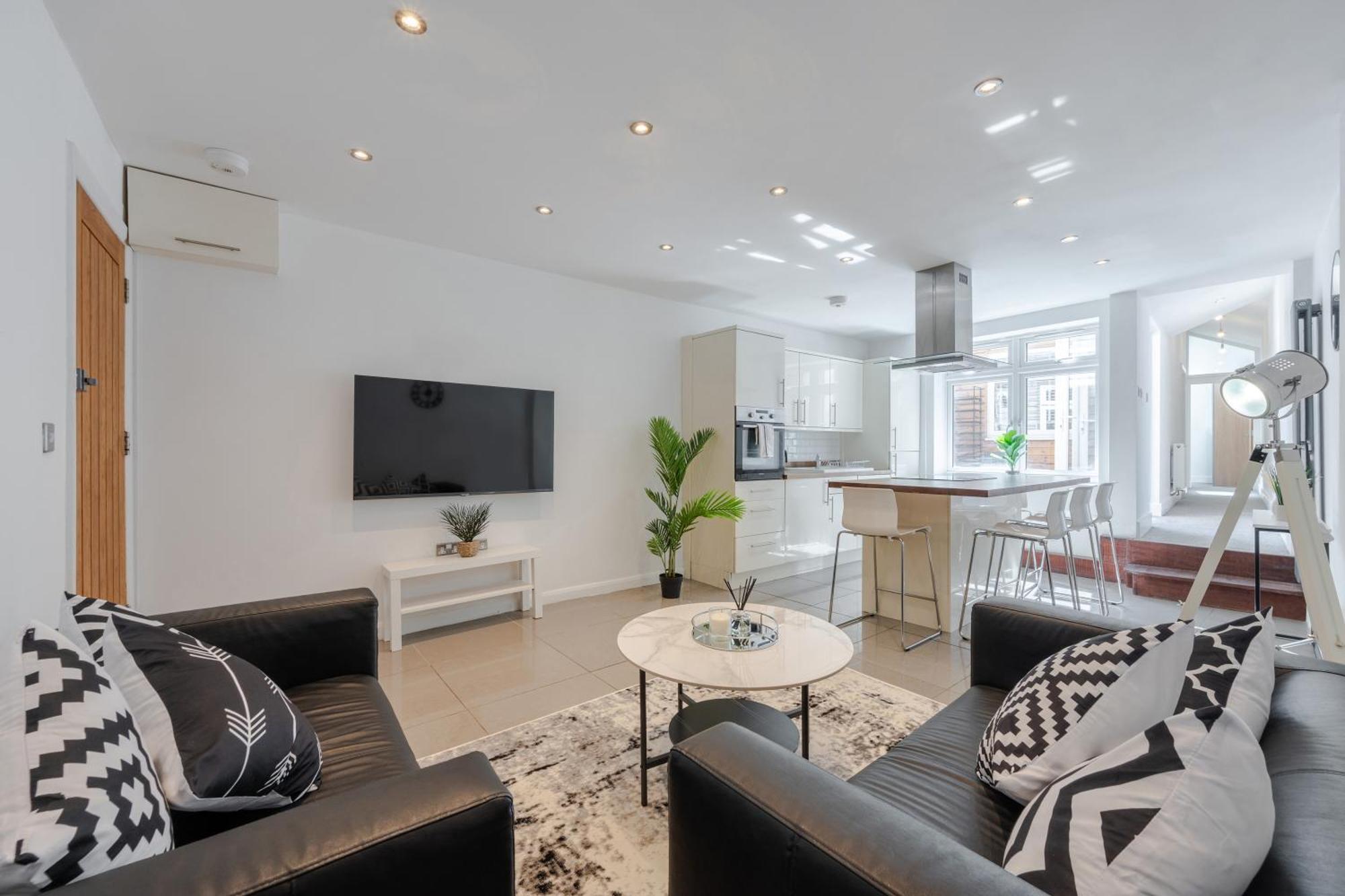 Stylish Two Bedroom By With Garden Apartament *