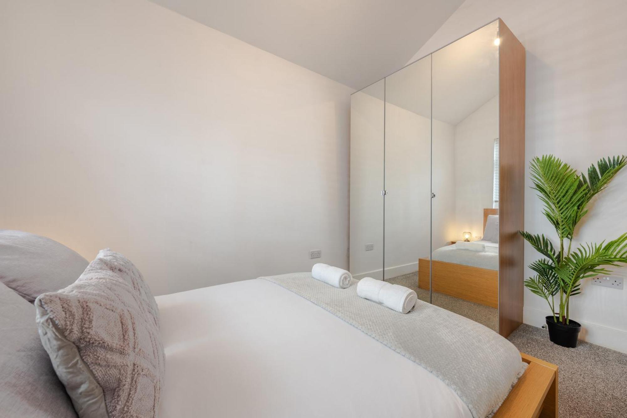 Stylish Two Bedroom By With Garden Apartament