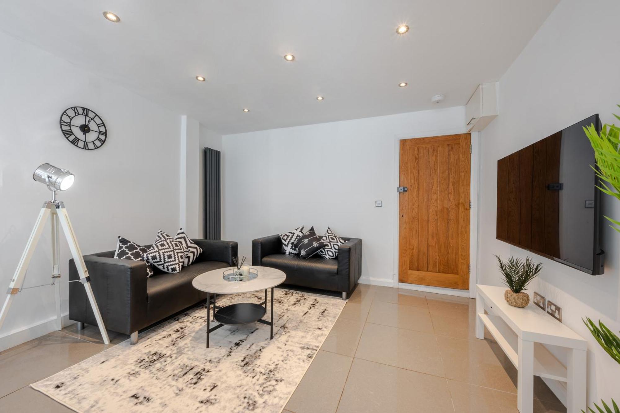Apartament Stylish Two Bedroom By With Garden