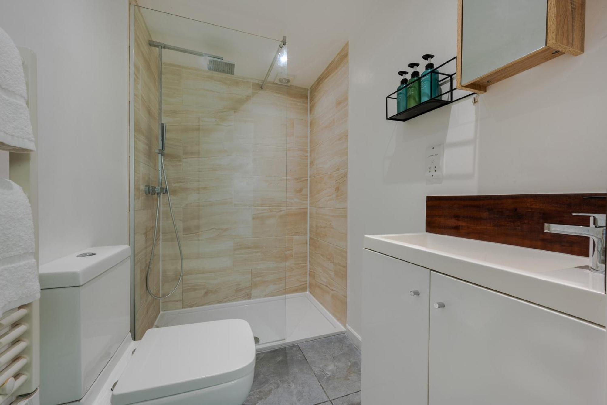 Stylish Two Bedroom By With Garden Apartament