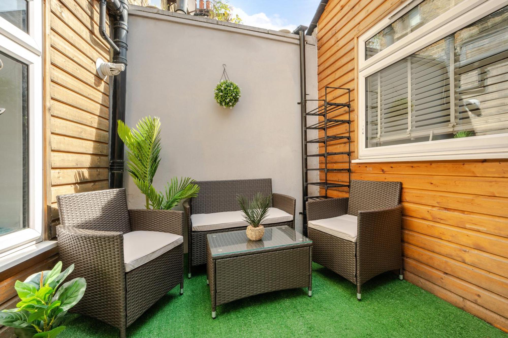 Apartament Stylish Two Bedroom By With Garden *