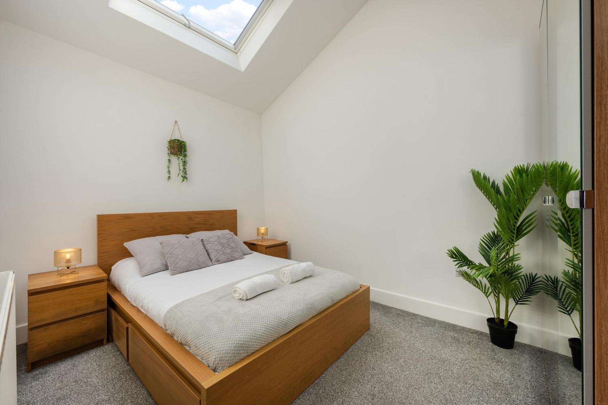 Apartament Stylish Two Bedroom By With Garden Londra